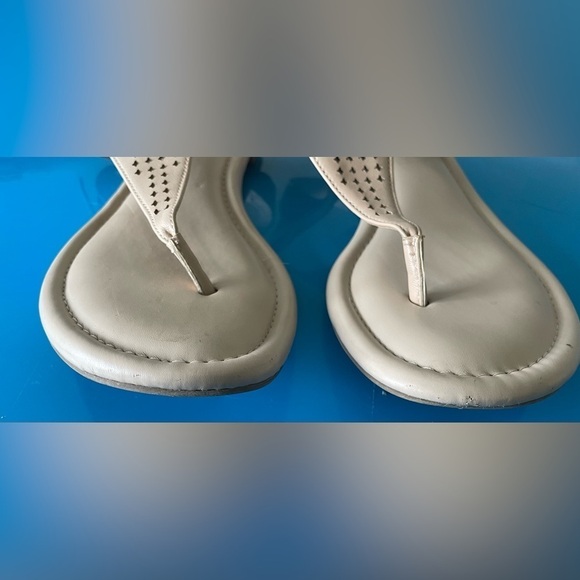 Jones New York Tan Thong Sandals Size 8.5 - Picture 3 of 11